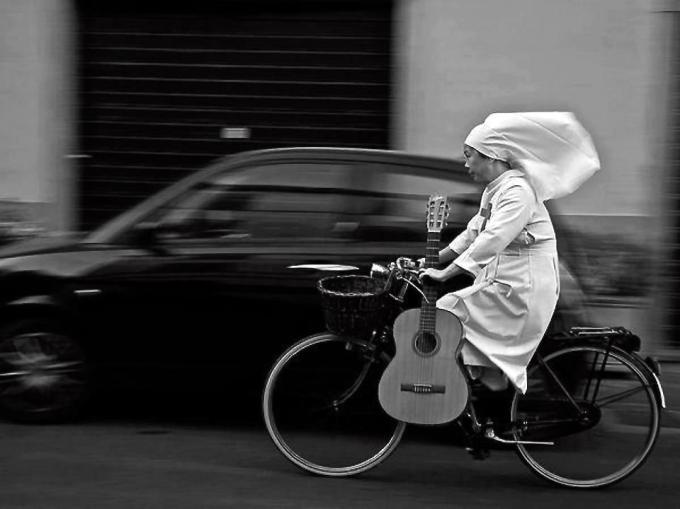 “Monja ciclista” by Lida Chaulet. Italia